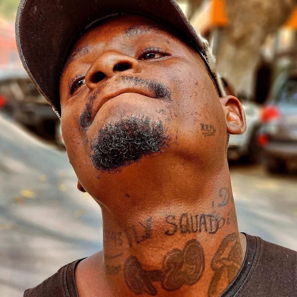 Gladiador tatua nome de Fly Skuad no pescoço Fly-Skuad