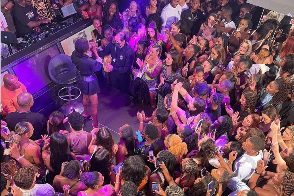 Anna Joyce faz história e leva público da discoteca Docks ao delírio
