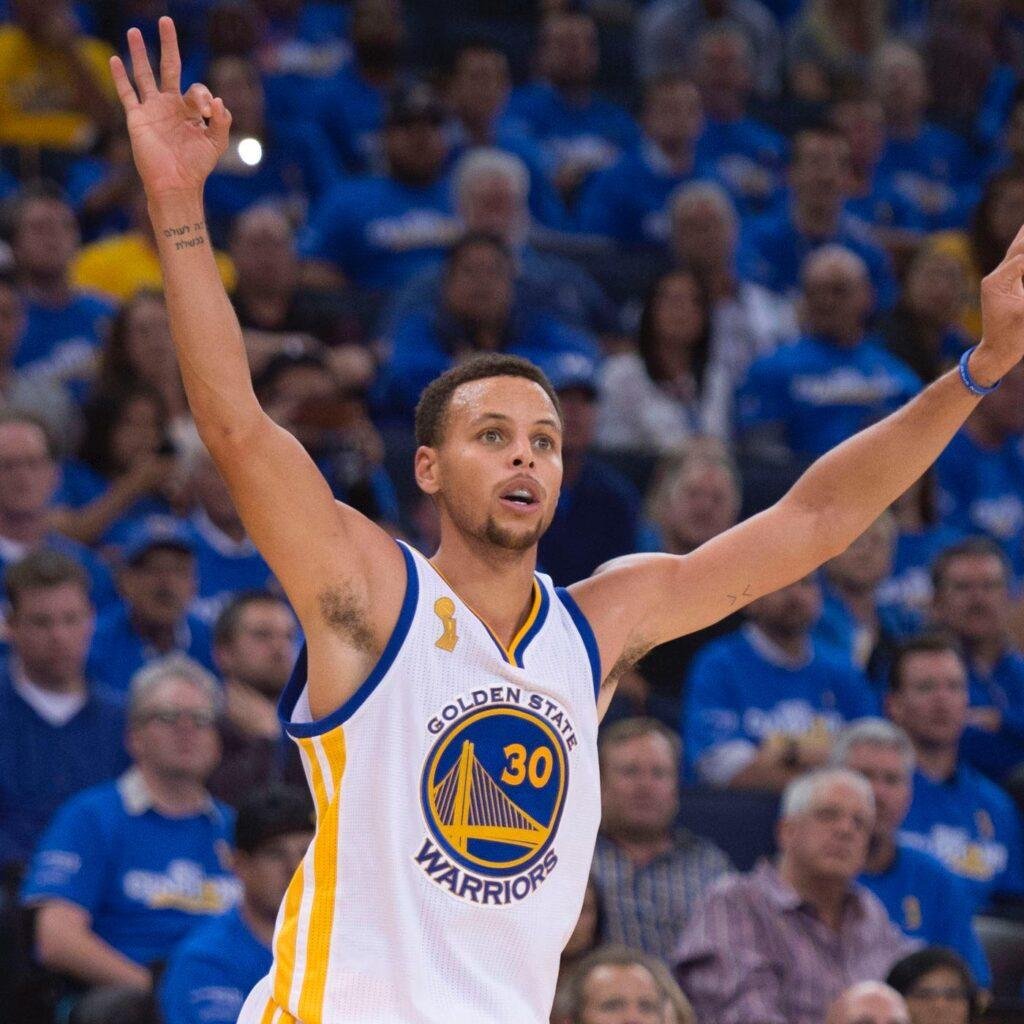 Stephen Curry torna-se no maior arremessador de triplos de todos os tempos da NBA Stephen Curry torna-se no maior arremessador de triplos de todos os tempos da NBA