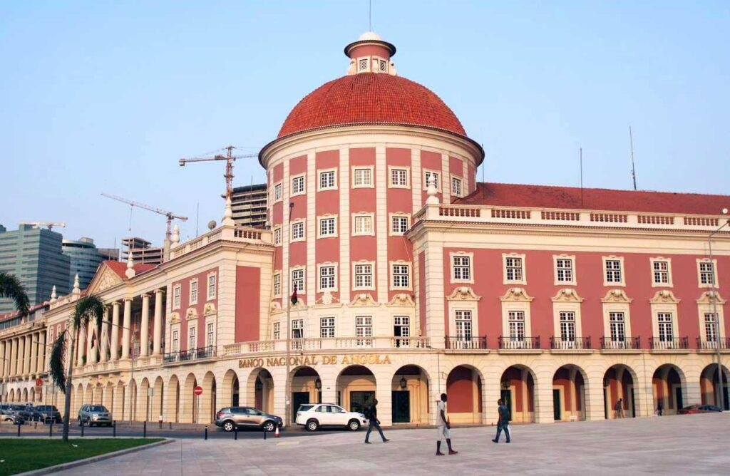 Governador do BNA garante que enchentes nos bancos comerciais terminarão em breve