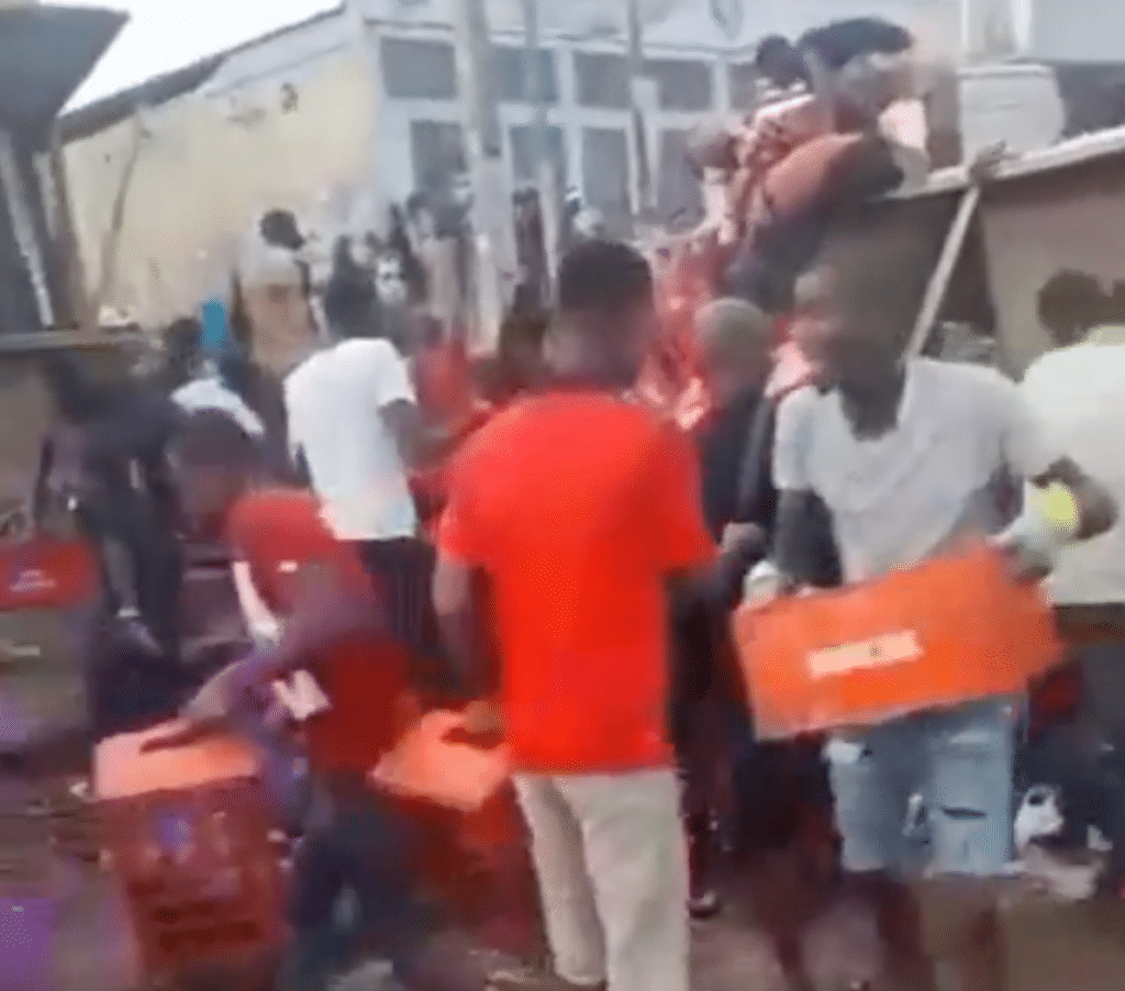 Veículo que transportava  Nocal acidenta e a mercadoria é levada por populares em Luanda