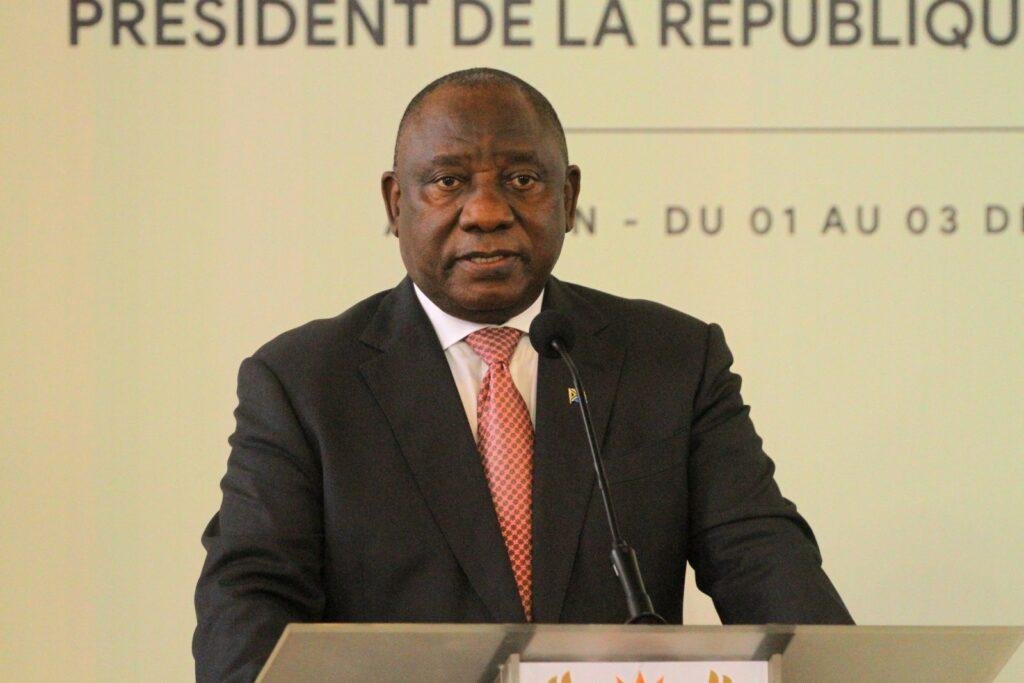 Presidente sul-africano testa positivo à Covid-19