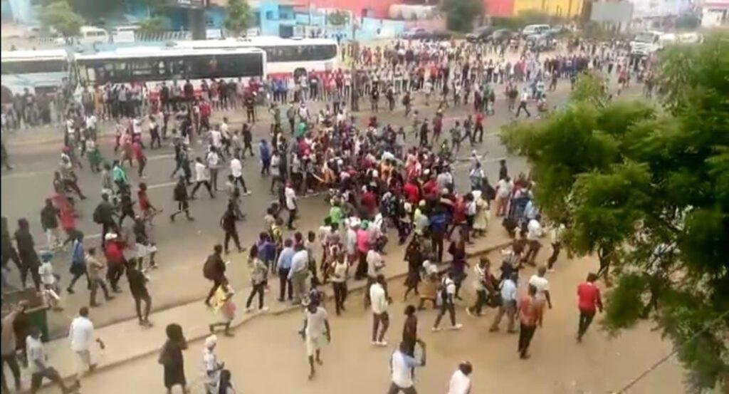 Jornalistas da TV Zimbo e da Palanca TV quase foram queimados vivos por reportarem situação na paragem de táxi