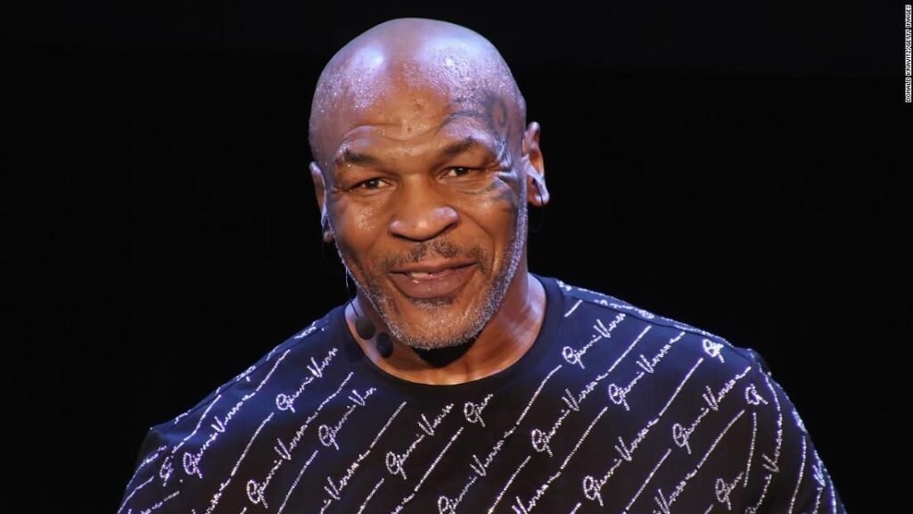Mike Tyson agride passageiro a socos dentro do avião