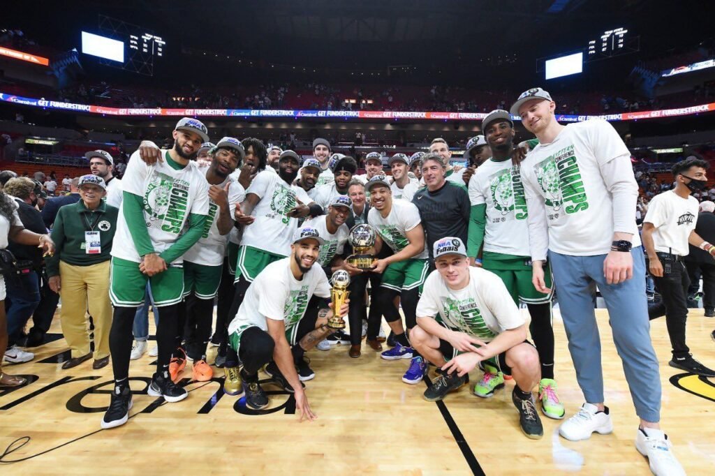 Celtics vence Miami Heat, garante presença na final da NBA e conquista o título da Conferência Este Celtics vence Miami Heat , garante presença na final da NBA e conquista o título da Conferência Este