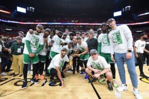 Celtics vence Miami Heat , garante presença na final da NBA e conquista o título da Conferência Este
