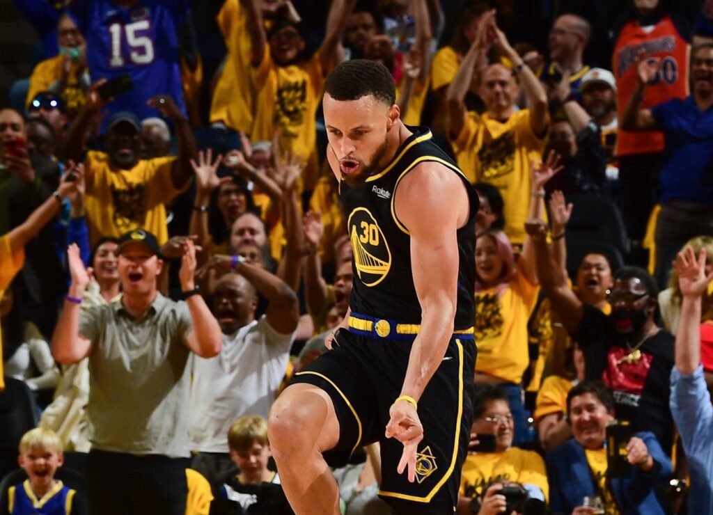 Stephen Curry lidera e os Warriors vencem primeiro jogo da Final da Conferência Oeste Stephen Curry lidera e os Warriors vencem primeiro jogo da Final da Conferência Oeste