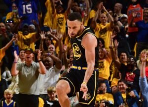 Stephen Curry lidera e os Warriors vencem primeiro jogo da Final da Conferência Oeste