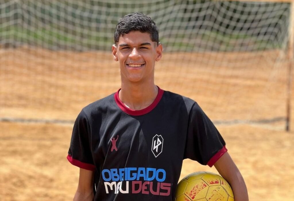 Influenciador brasileiro Luva de Pedreiro “de costas viradas” com o seu agente