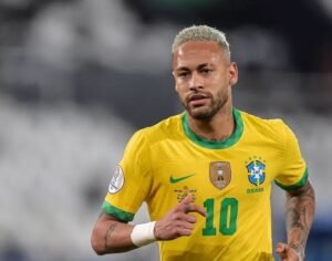 Avião privado de Neymar forçado à aterragem de emergência