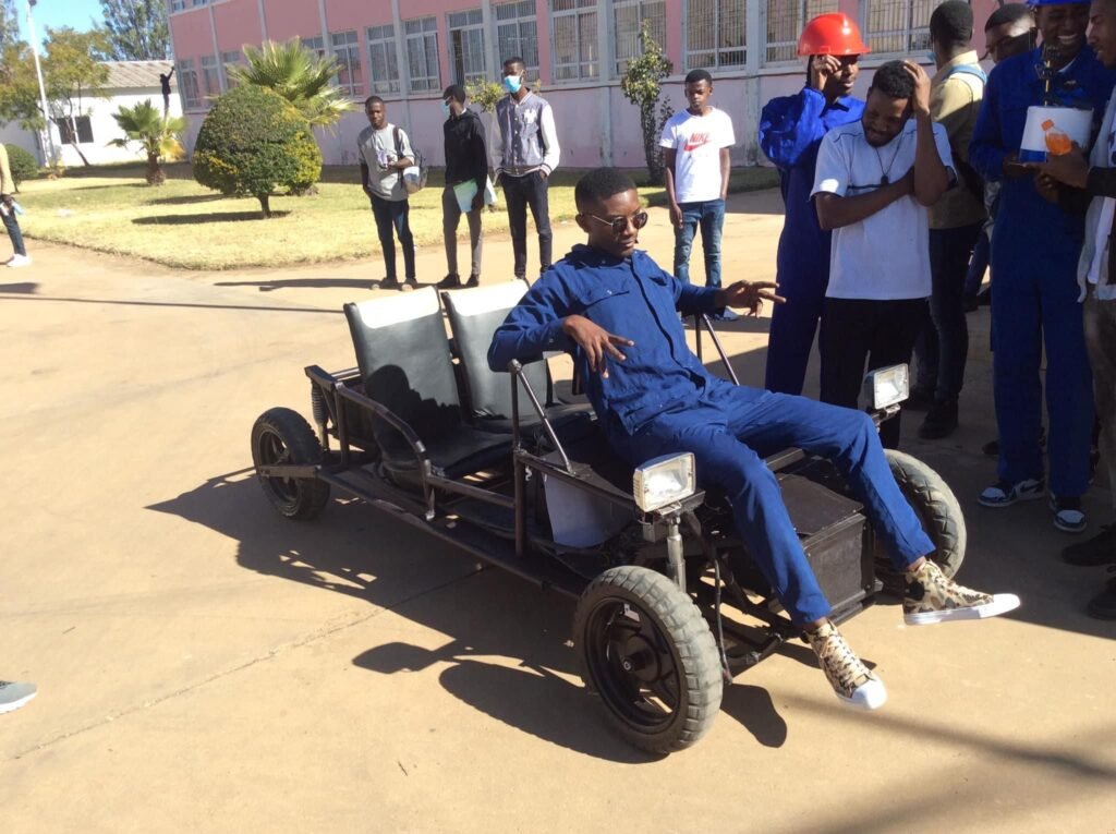 Grupo de jovens estudantes angolanos constrói protótipo de um carro elétrico