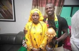 Sadio Mané posa ao lado da sua mãe com o troféu do CAN