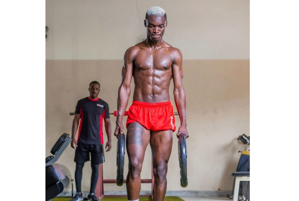 Capita exibe boa forma física no treino com os colegas