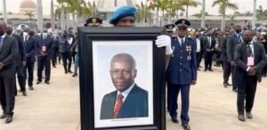 Restos mortais de José Eduardo dos Santos já se encontram na Praça da República