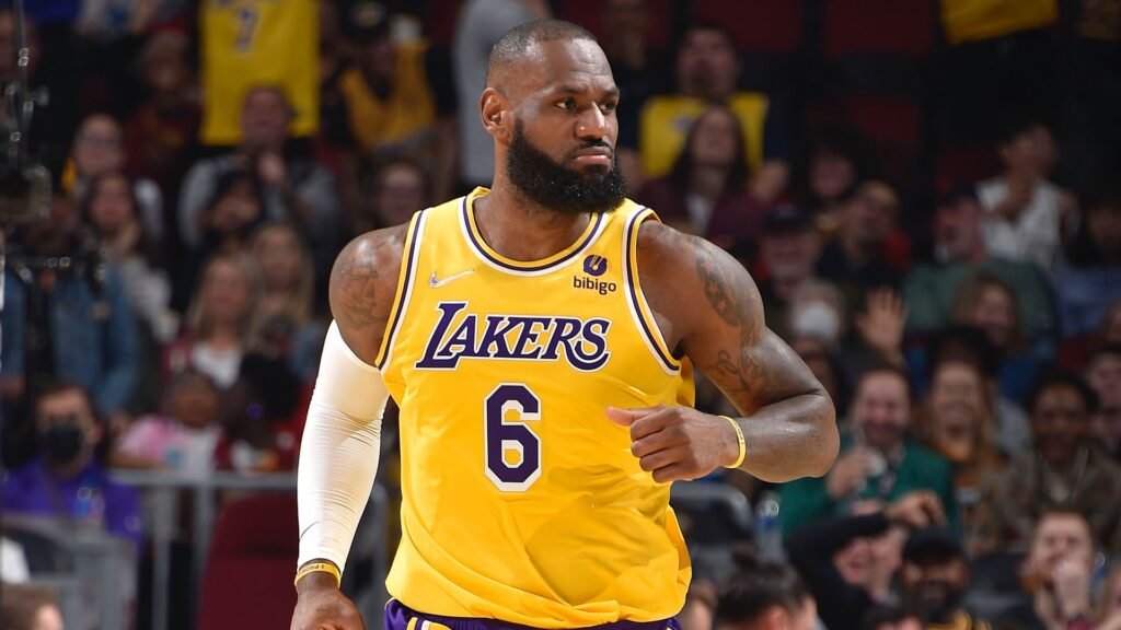 Lebron James renova contrato com os Lakers e torna-se no jogador mais bem pago da história da NBA