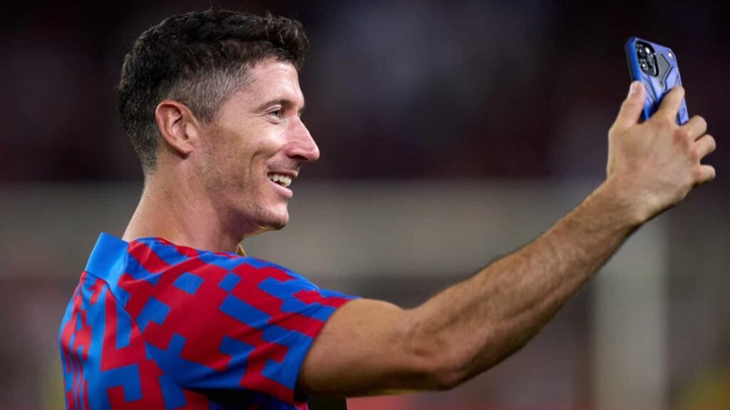 Lewandowski assaltado enquanto dava autógrafos em Barcelona