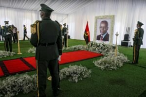 Restos mortais do antigo Presidente da República, José Eduardo dos Santos, a caminho de Angola
