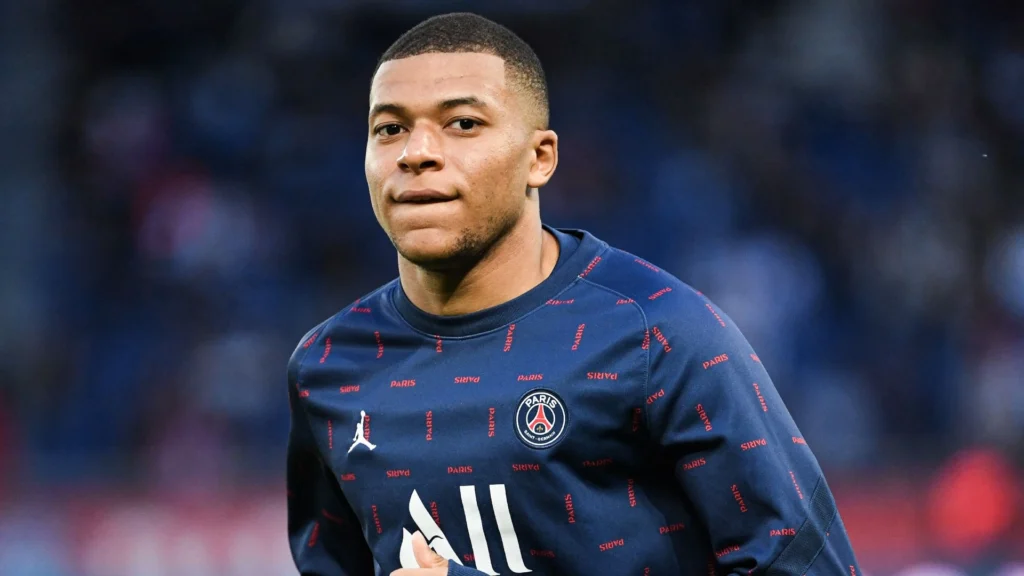 Mbappé ultrapassa Ronaldo e Messi e é o jogador de futebol mais bem pago do mundo em 2022