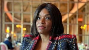 Tchizé dos Santos ameaça manifestar-se à porta da embaixada de Angola no Reino Unido para que se pare a perseguição contra si