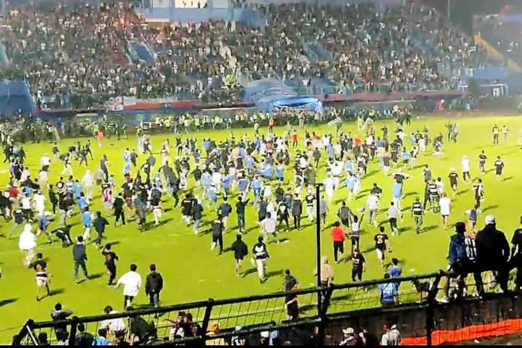 Adeptos invadem estádio na Indonésia e confusão faz mais de 170 mortos e vários feridos Adeptos invadem estádio na Indonésia e confusão faz mais de 170 mortos e vários feridos