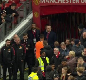 Manchester United pondera castigar Ronaldo por abandonar o jogo frente ao Tottenham antes do apito final