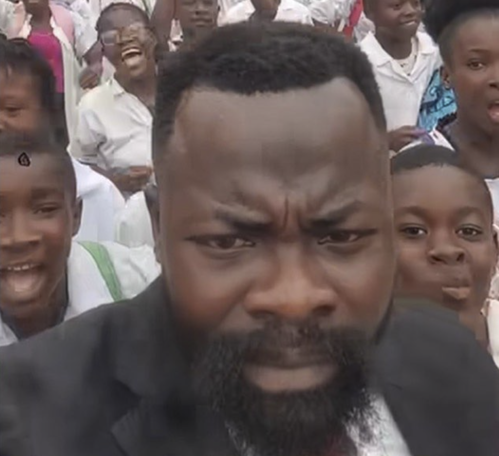 Professor detido por exigir carteiras junto com os alunos já se encontra em liberdade após ser ouvido pelo Ministério Público