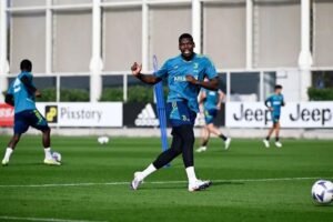 Pogba com muitos “azares”. O francês voltou a lesionar-se