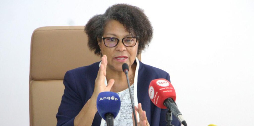 Ministra da Educação condena manifestação dirigida por professor Ministra da Educação condena manifestação dirigida por professor