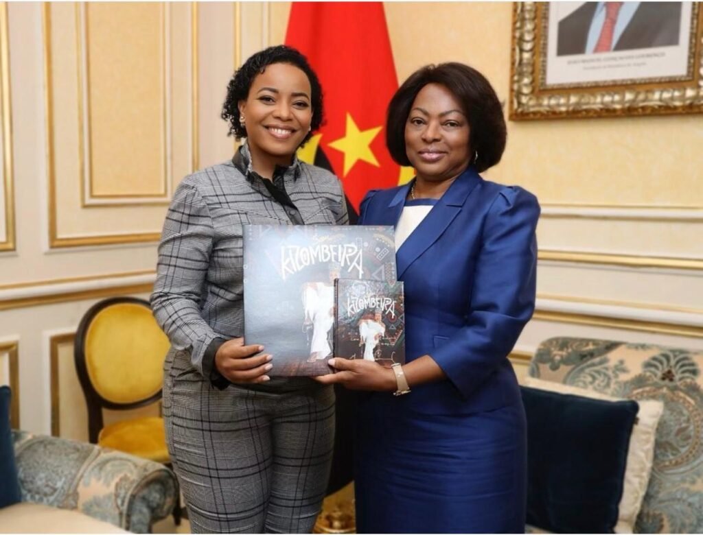 Yola Semedo oferece em audiência à Primeira Dama o seu mais novo álbum “Sou Kizombeira” Yola Semedo oferece em audiência à Primeira Dama o seu mais novo álbum “Sou Kizombeira”