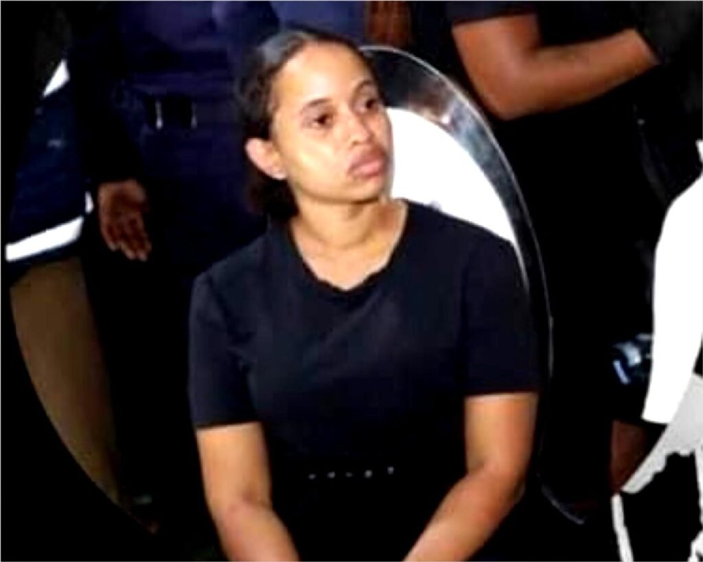 Weza Mendes passa mal e é levada por uma ambulância após o enterro de Nagrelha Weza Mendes passa mal e é levada por uma ambulância após o enterro de Nagrelha