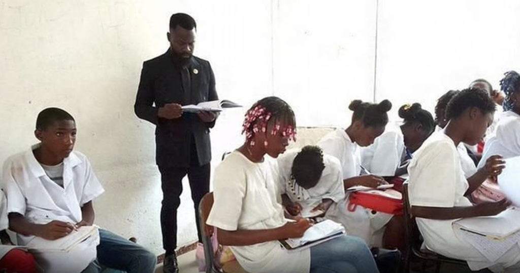 Professor que liderou manifestação estudantil volta a ser suspenso, mas agora por tempo indeterminado