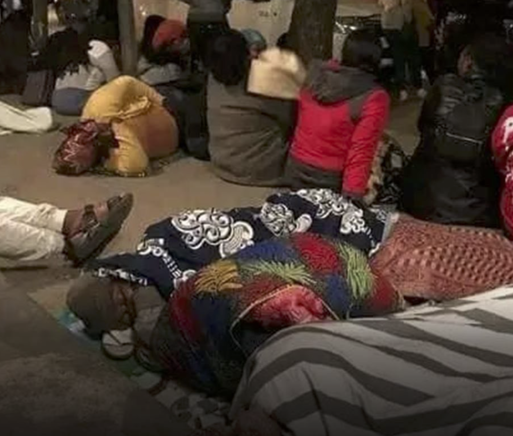 Cidadãos pernoitam na rua para aquisição de uma casa na centralidade do Bié