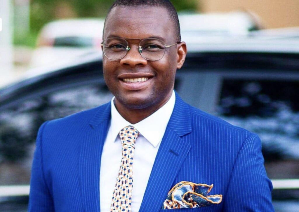 Costa Vilola estreia-se como escritor