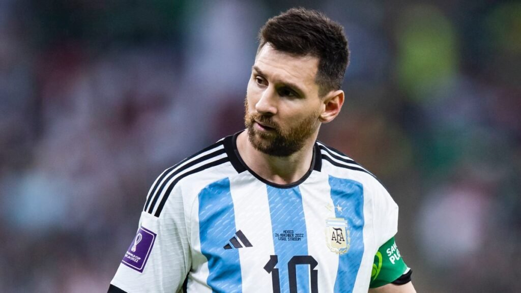 Messi é alvo de crítica, nas redes sociais, após prestar homenagem ao Rei Pelé com uma mensagem curta Messi é alvo de crítica, nas redes sociais, após prestar homenagem ao Rei Pelé com uma mensagem curta