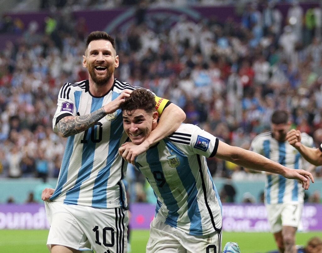 Messi brilha e Argentina segue à final