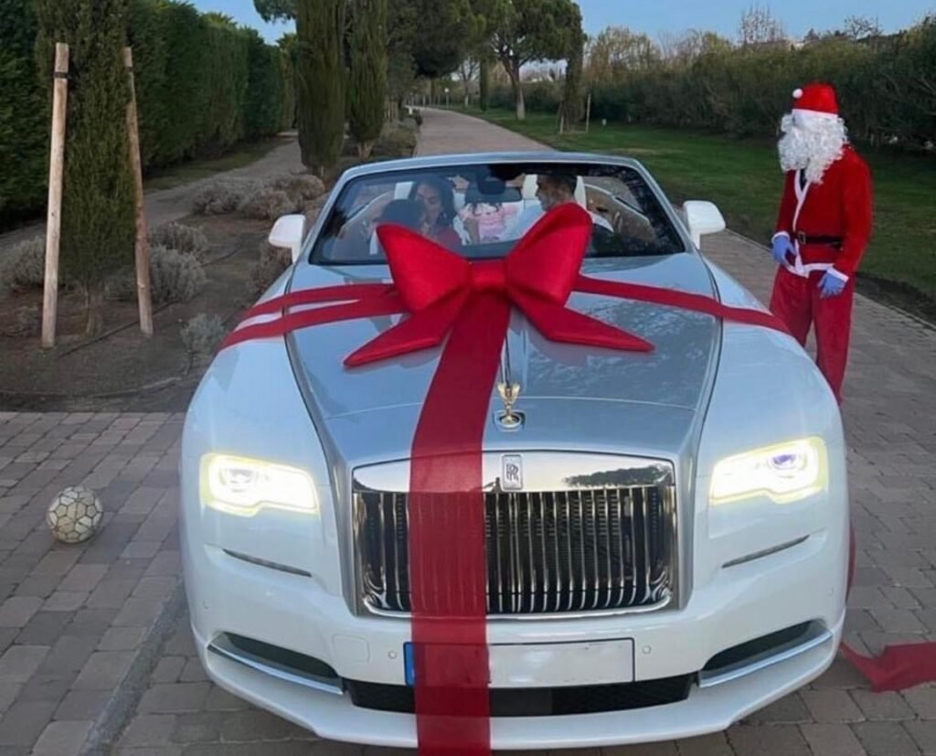 Mulher de Cristiano Ronaldo presenteia o craque com um Rolls-Royce avaliado em mais de 400 mil euros Mulher de Cristiano Ronaldo presenteia o craque com um Rolls-Royce avaliado em mais de 400 mil euros
