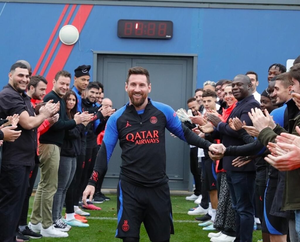 Messi recebido com guarda de honra no regresso aos treinos do PSG