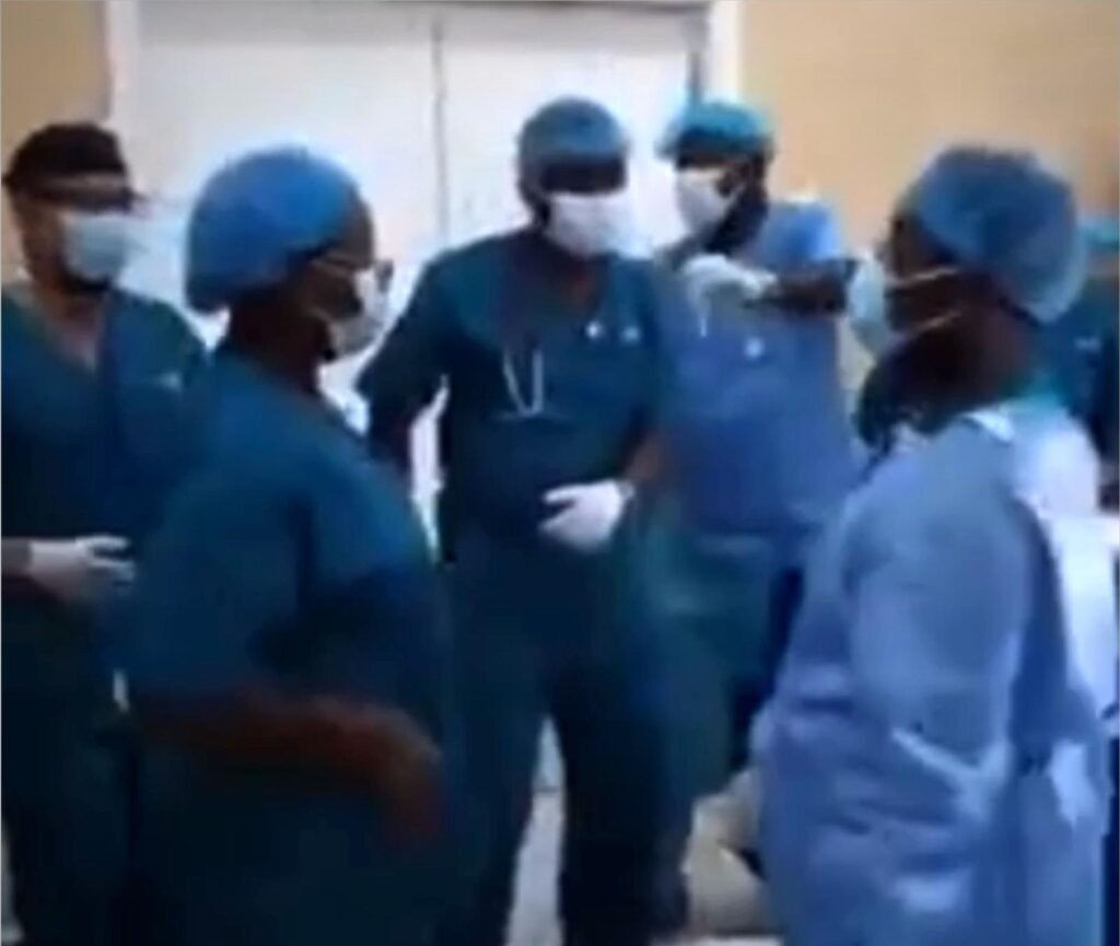 Médicos angolanos que surgem no vídeo viral nas redes sociais realizaram mais de 100 cirurgias em três dias e festejavam pelo sucesso das mesmas Médicos angolanos que surgem no vídeo viral nas redes sociais realizaram mais de 100 cirurgias em três dias e festejavam pelo sucesso das mesmas