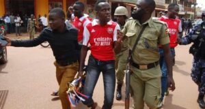 Mais de sete adeptos do Arsenal foram presos no Uganda por comemorarem a victória do clube contra o Manchester United