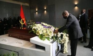 Presidente João Lourenço rende homenagem à figura de José Eduardo dos Santos
