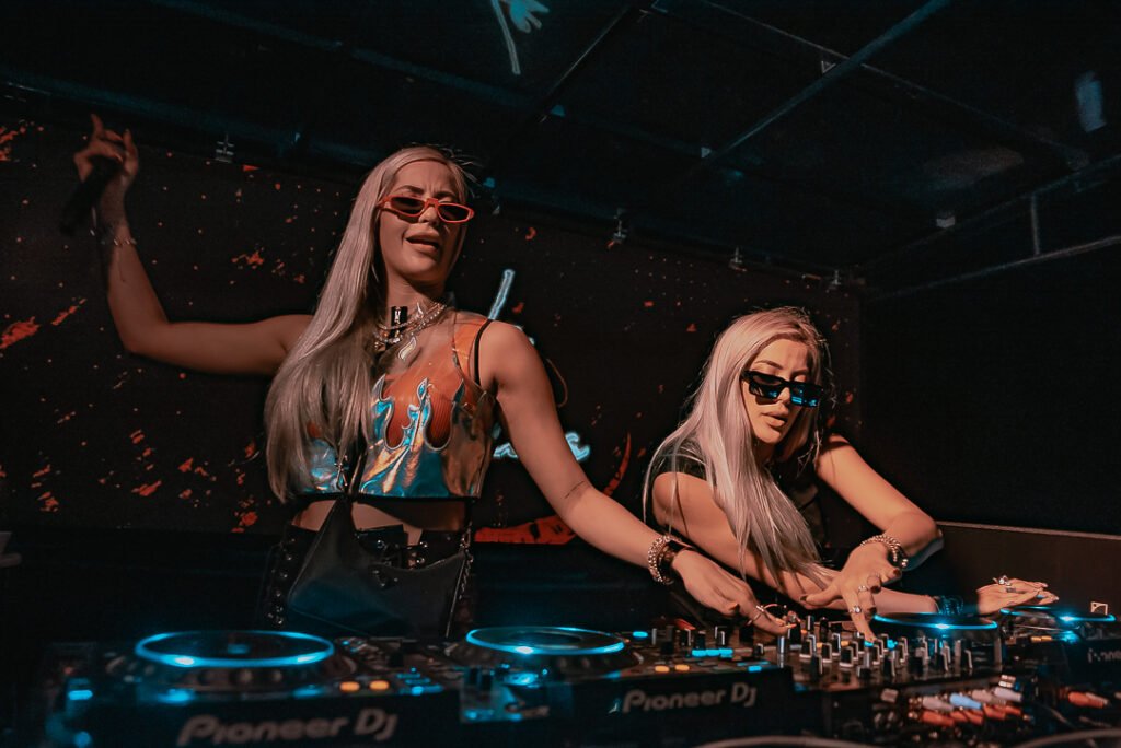 Dupla latina internacional de deejays “Le Twins”, com performance marcada para o evento Siga La Luna Lubango a 29 de Abril