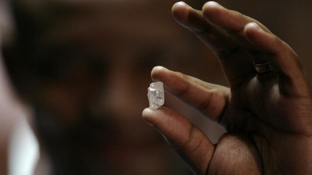 Detidos em Luanda cidadãos com 18 pedras de diamantes e 2.400 dólares falsos Detidos em Luanda cidadãos com 18 pedras de diamantes e 2.400 dólares falsos