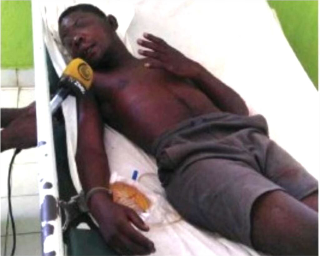 Meliante invade casa, vi0la a dona, adormece e acaba detidoA Polícia Nacional em Benguela deteve na terça-feira, 2 de maio, um cidadão suspeito de ter abusado sexualmente de uma senhora, na noite de segunda-feira, 1° de maio, no bairro Novo, no município do Lobito, em Benguela.   A vítima, uma cidadã de 35 anos, conta que ele, empunhando um objecto cortante (catana), teria invadido a casa dela, abus0u-a por duas vezes, ao que se seguiu um sono, interrompido por vizinhos que o agrediram tão logo se aperceberam do sucedido. E se não fosse a pronta intervenção da Polícia Nacional, seguramente, o jovem meliante teria perdido a vida às mãos dos vizinhos que saíram em socorro da senhora.  O jovem, sob custódia das autoridades, recebe assistência médica e medicamentosa algemado a um dos leitos do Hospital Geral de Benguela, em consequência de agressões físicas de que foi vítima por parte de vizinhos e familiares. O acusado defendeu-se com o argumento de que tinha um acordo com a vítima, mãe de cinco filhos, e diz que ela está a faltar à verdade. Ele manifesta-se consciente do que fez, referindo que se, por alguma fatalidade, a jovem conceber, ele está disposto a assumir o filho.