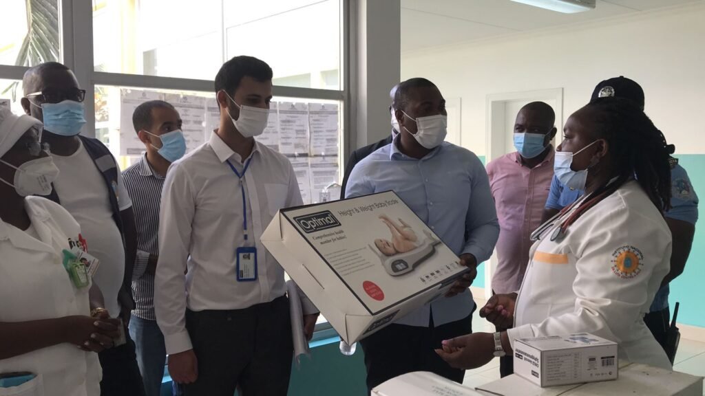 Empresa 𝗢𝗣𝗧𝗜𝗠𝗔𝗟 e a Administração do Distrito Urbano da Camama fornecem materiais hospitalares nos dois Centros Materno-Infantis do distrito