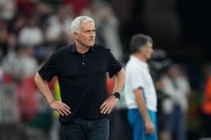 UEFA suspende Mourinho por 4 jogos por “linguagem abusiva” com árbitro