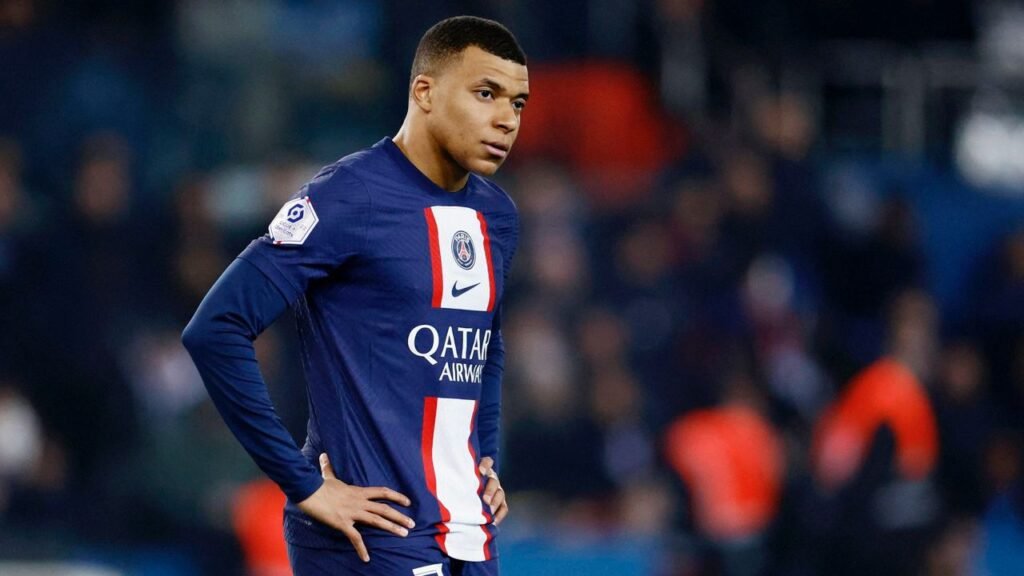 PSG terá dado um “ultimato” a Mbappé para renovar ou sair do clube