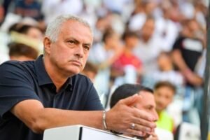 José Mourinho foi ao estacionamento procurar os árbitros após a derrota da Roma na final da Liga Europa