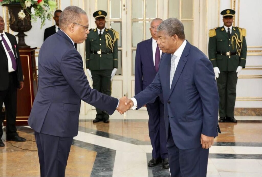 PR orienta novo ministro da Indústria e Comércio, a tomar medidas que impeçam as importações de “matar” o desenvolvimento da indústria nacional PR orienta novo ministro da Indústria e Comércio, a tomar medidas que impeçam as importações de "matar" o desenvolvimento da indústria nacional