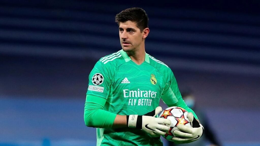 Courtois sofre uma grave lesão durante o treino do Real Madrid e não joga mais este ano Courtois sofre uma grave lesão durante o treino do Real Madrid e não joga mais este ano