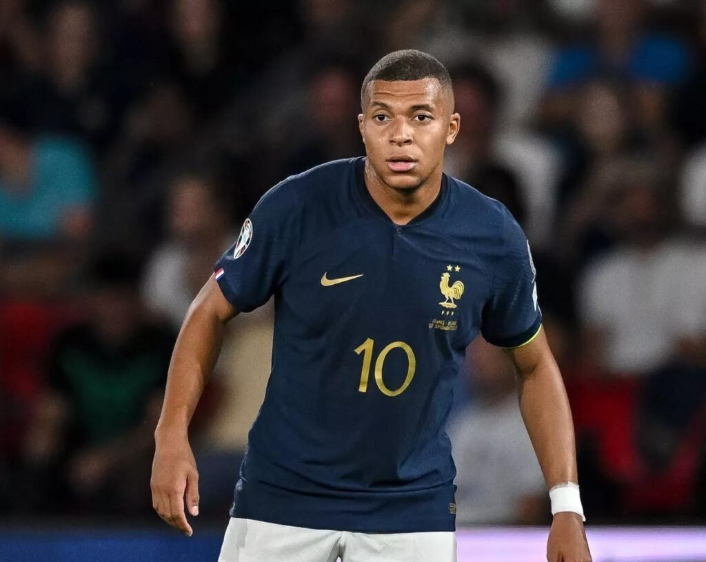 Mbappé admite: «Amo o Cristiano mas comecei a perceber que o Messi é muito bom»